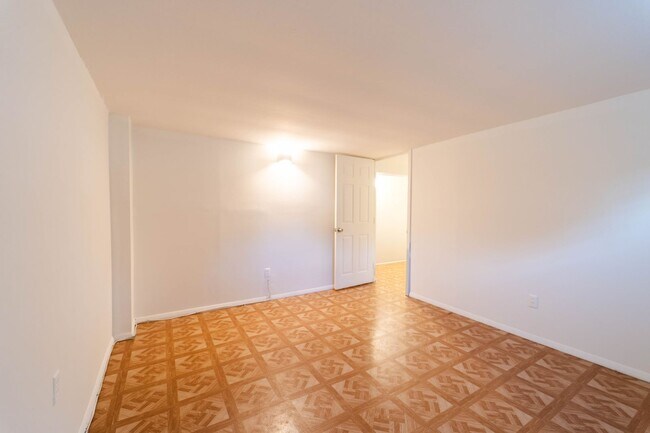 Building Photo - 50's Rambler with 5 BR & 3 BA in One of the Best Locations in Arlington