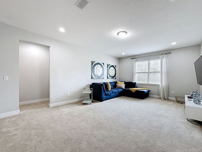 Building Photo - 8 Bedrooms 7 baths on a resort community