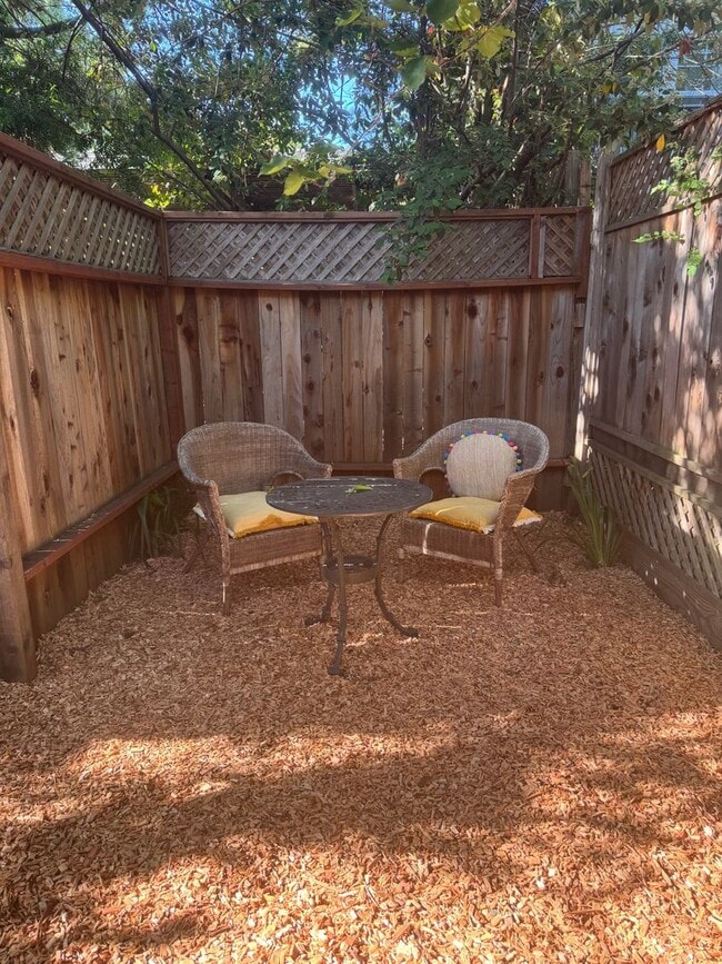 Building Photo - Quaint and cozy studio located near downto...