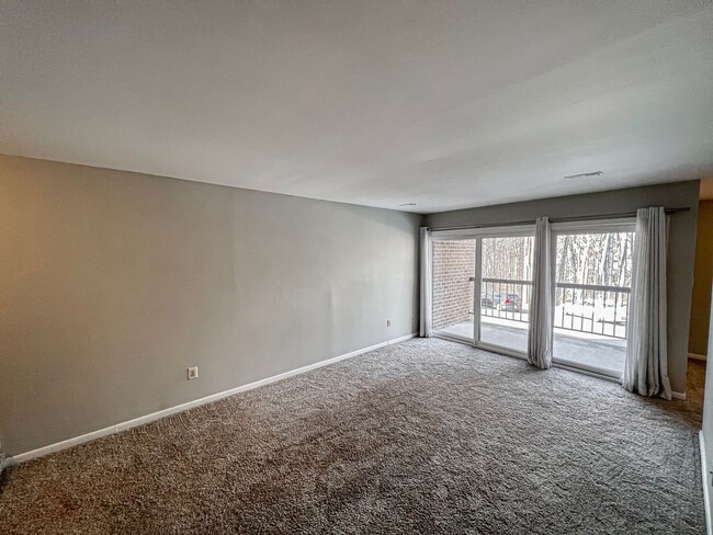 Building Photo - Sun-filled 2 Bed 1.5 Bath With Bonus Offic...