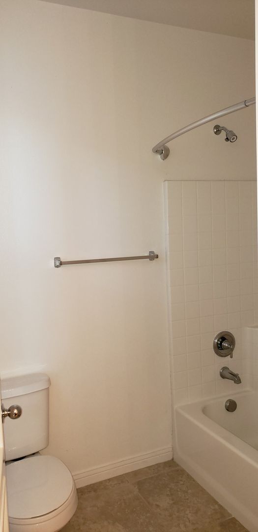 Building Photo - 70 Vía De La Valle