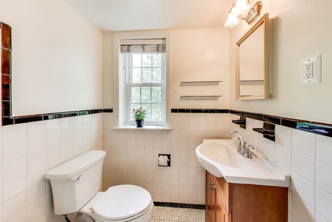 Building Photo - Convenient and Stylish 2-bedroom close to ...