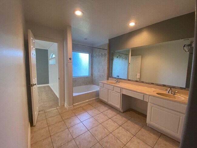 Building Photo - 3710 Sherwood Ln