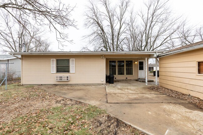 Building Photo - Charming 3-bedroom, 1.5-bathroom house in Normal