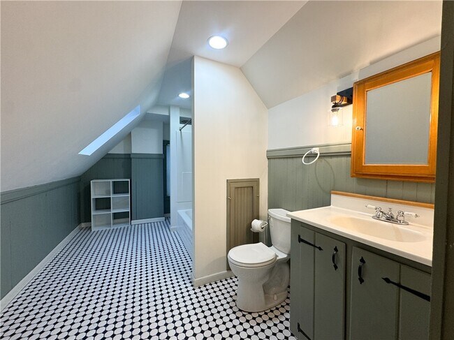 Building Photo - 102 Gregory St