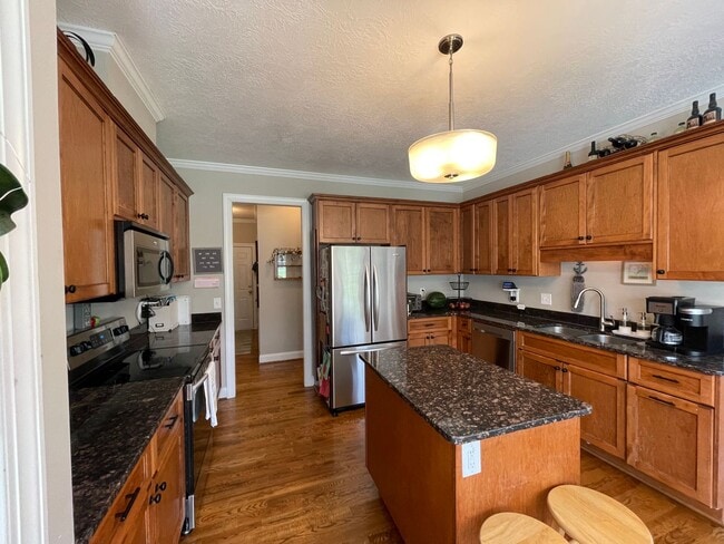 Building Photo - Charming 4 bedroom/2.5 bathroom in Tudor Branch!