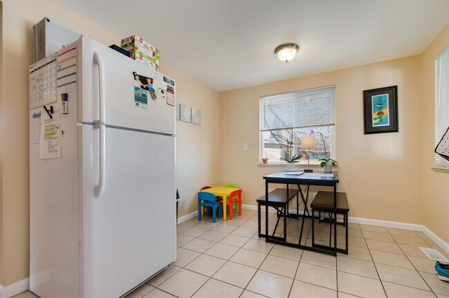 Building Photo - Roomy Sunnyside Duplex with Finished Basement in a Prime Location
