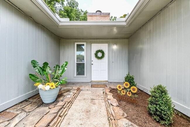 Building Photo - 16823 Cobble Ridge Dr