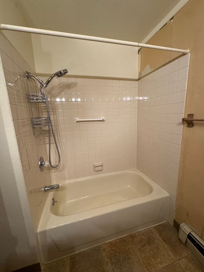 Building Photo - 2 bed/ 1 bath condo in UMED