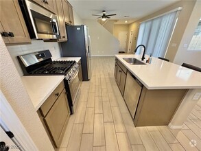 Building Photo - 4565 Queens Hl St