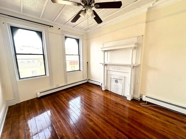 Primary Photo - 319 8th St