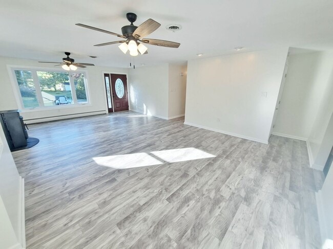 Building Photo - 3 Bed / 1-1/2 Bath Single Family Home