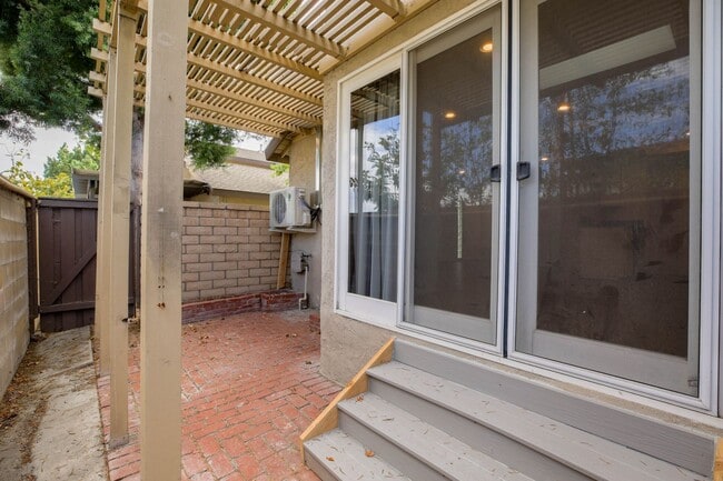 Building Photo - End Unit Townhome with Private Patio