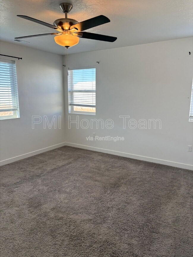 Building Photo - 1546 W Parkview Dr