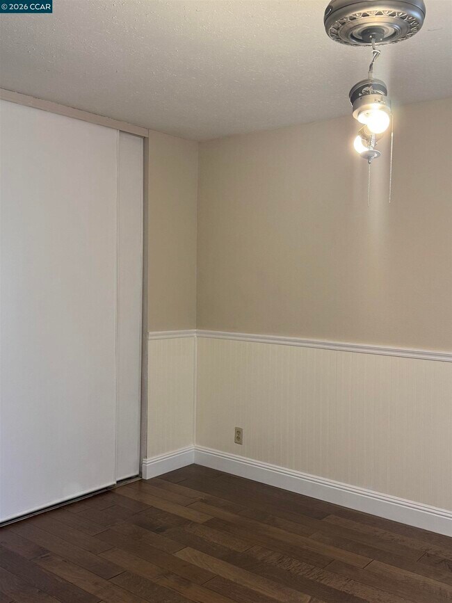 Building Photo - 13 Oak Brook Pl