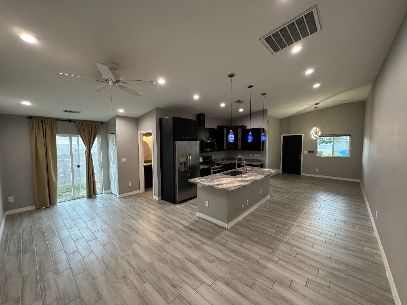 Building Photo - 1558 W 5th St