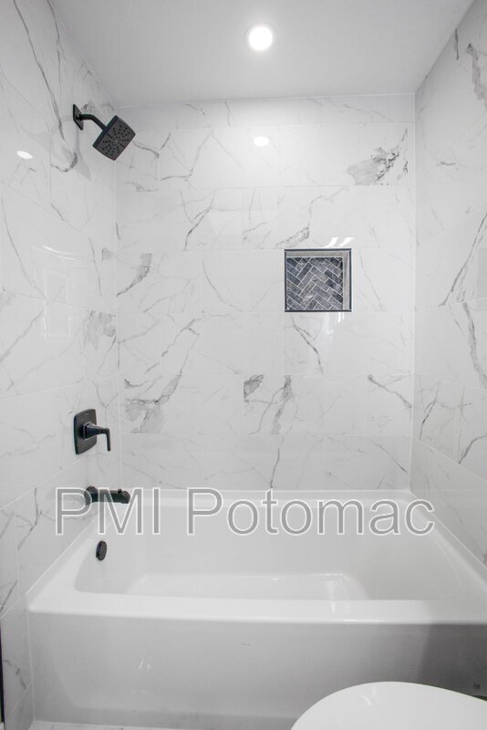 Building Photo - 702 19th St NE