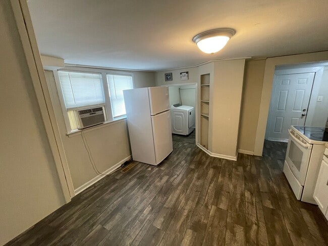 Building Photo - 3 Bedroom Near Downtown! Section 8 OK!