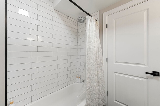 Building Photo - 1900 W 17th St