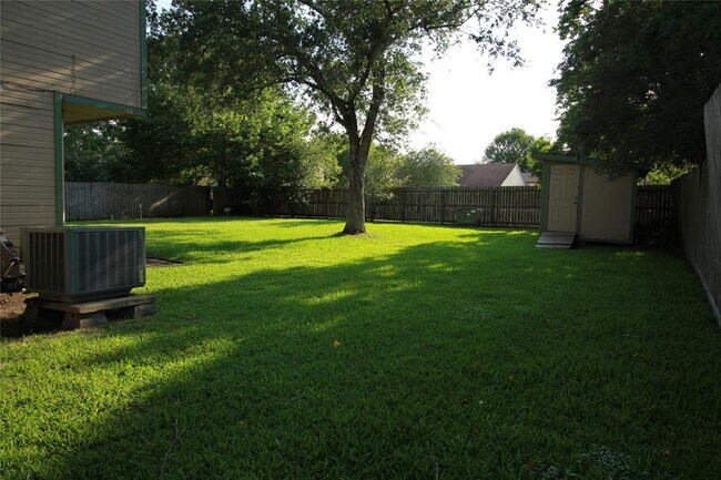 Building Photo - 420 Old Course Dr