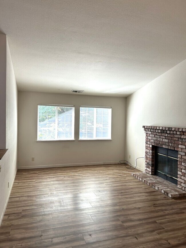 Building Photo - 4 bed/ 2 bath home between The Avenues and Amber Grove