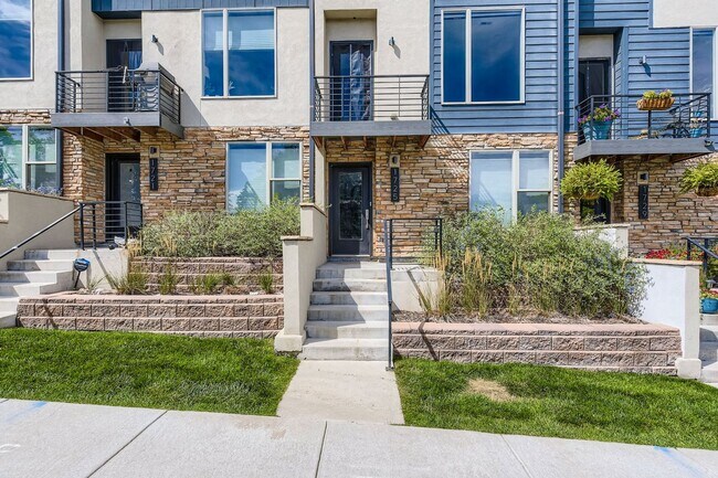 Primary Photo - Luxury 3 bed, 3.5 bath Townhome Blocks fro...