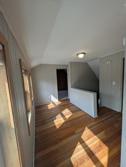 Building Photo - 140 Park St E