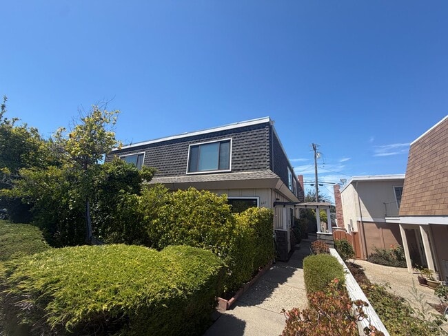 Building Photo - 448 Richmond Dr