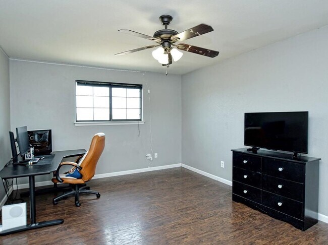 4th bedroom - 102 N Prairie Ln