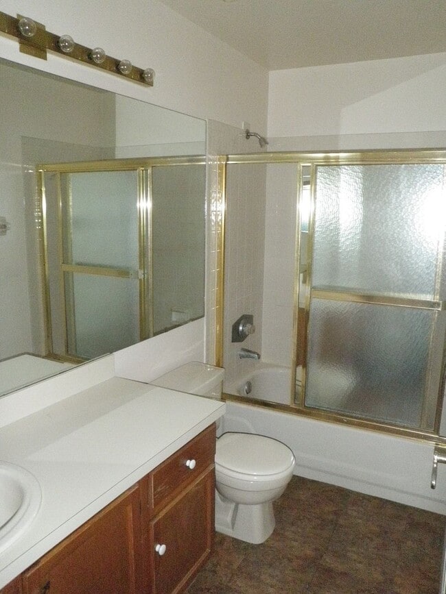 Building Photo - 3 BEDROOMS W/2 FULL BATHS, 2nd FLOOR UNIT