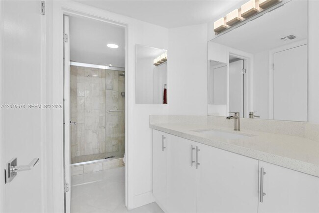 Building Photo - 5200 N Ocean Dr