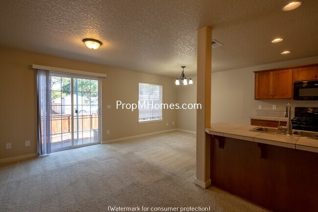 Building Photo - Three Bedroom Townhome in Great Canby Neighborhood!