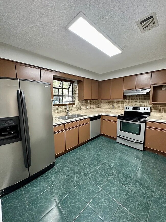 Building Photo - "Two story, 2 bedroom / 2.5 bathroom townhome near Hilaman Golf Course available for August move-...