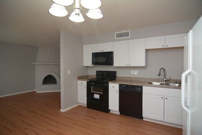 Building Photo - Remodeled 2 Bedroom 1 Bath Townhouse! Grea...