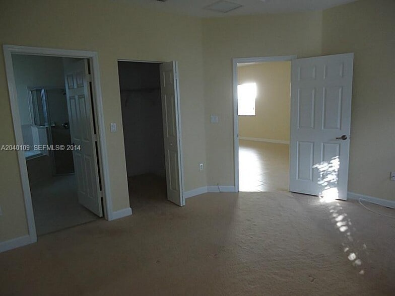 Building Photo - 3656 NE 3rd Ct