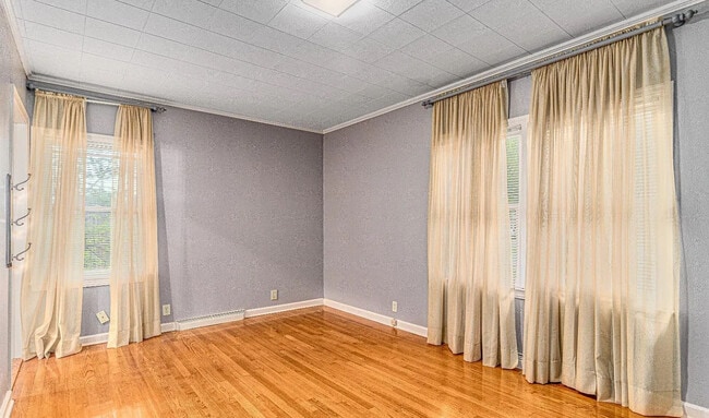 Building Photo - 1205 W Oak Ave