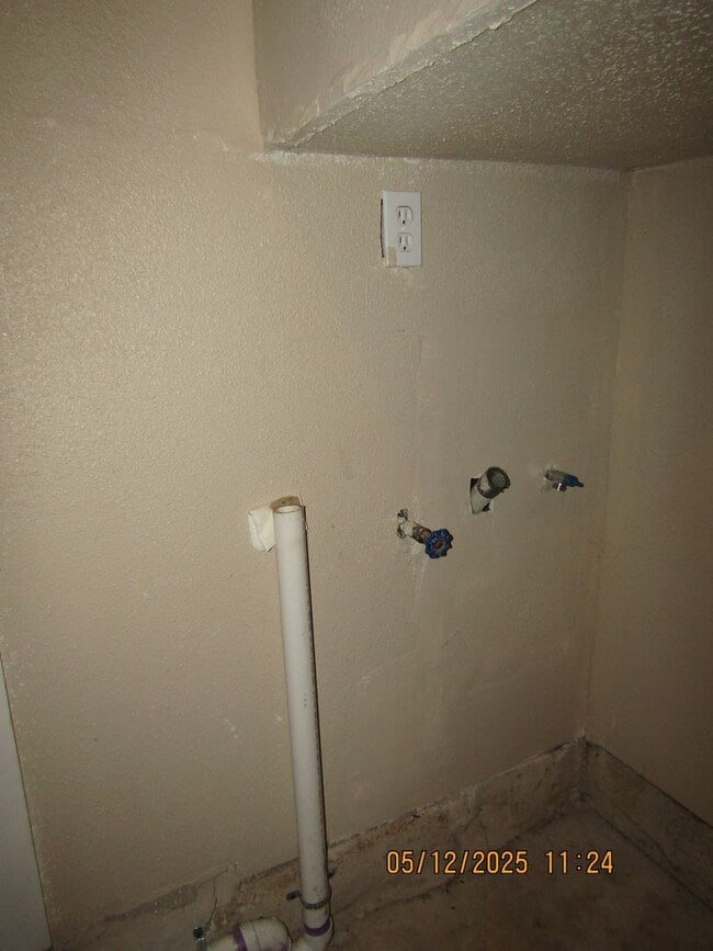 Building Photo - Lovely 3 bedroom 1 1/2 bath Pet friendly h...