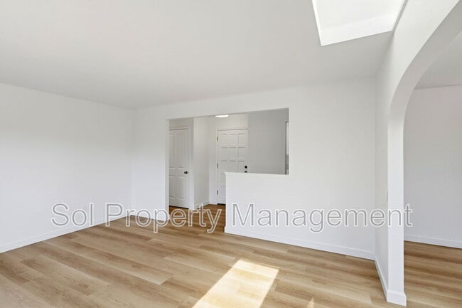 Building Photo - 905 Pellegrini St