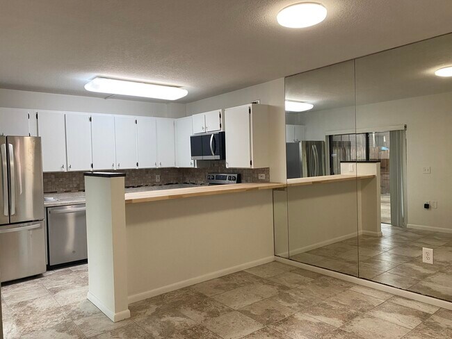 Building Photo - 1607 16th Ln