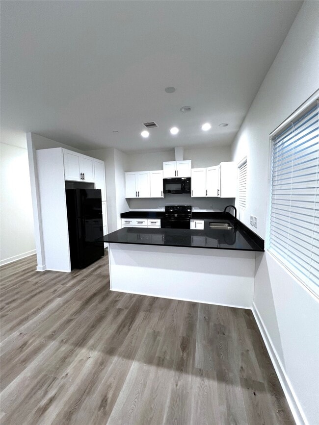 Building Photo - 175 W 6th St