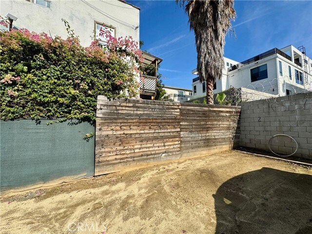 Building Photo - 1216 N Kenmore Ave