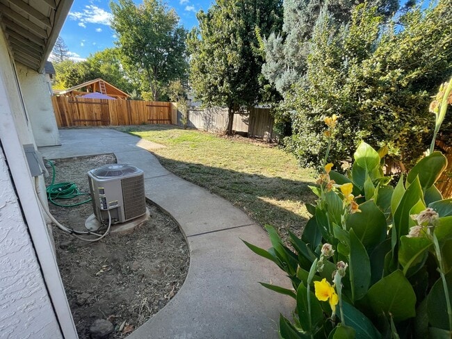 Building Photo - 604 Hovey Way