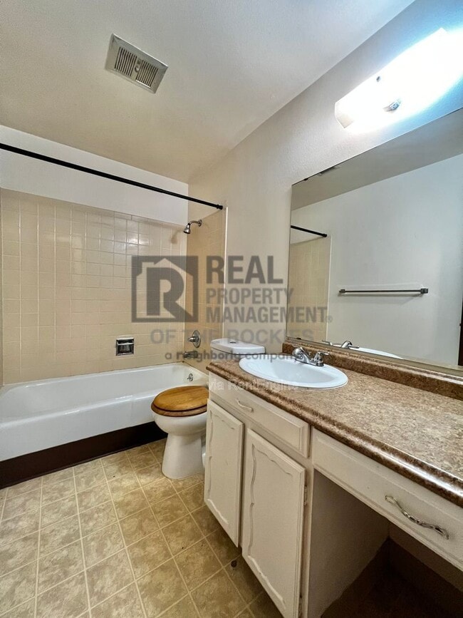 Building Photo - 1005 Robertson St