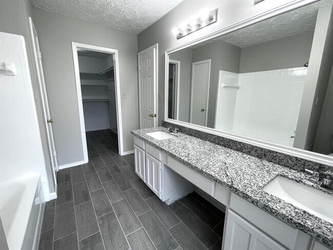 Building Photo - 10310 Oak Acres Dr