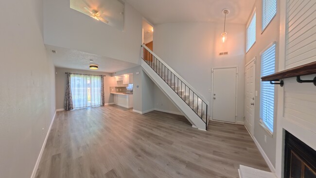 Building Photo - 1112 Woodgate Dr