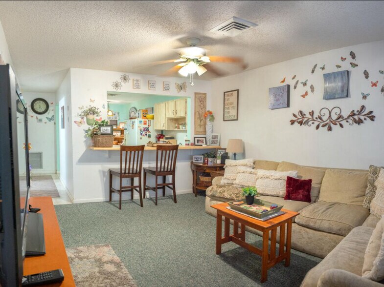 Building Photo - 604 Roselyn Ave