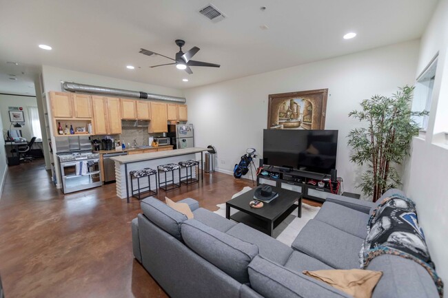 Building Photo - Modern Living in East Austin – Prime Locat...