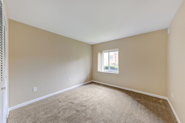 Building Photo - Welcome to a charming 1-bedroom, 1-bathroo...
