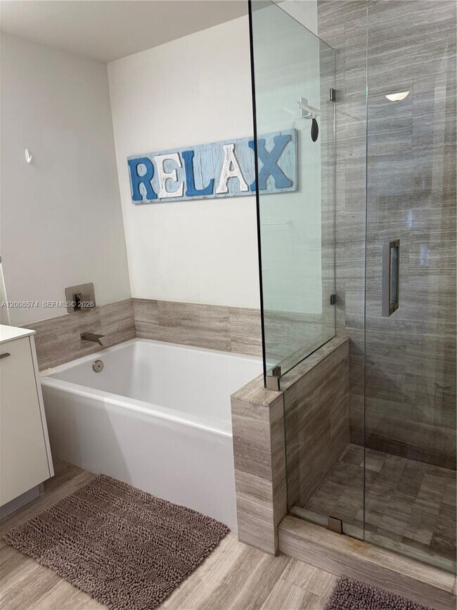 Building Photo - 1300 Brickell Bay Dr