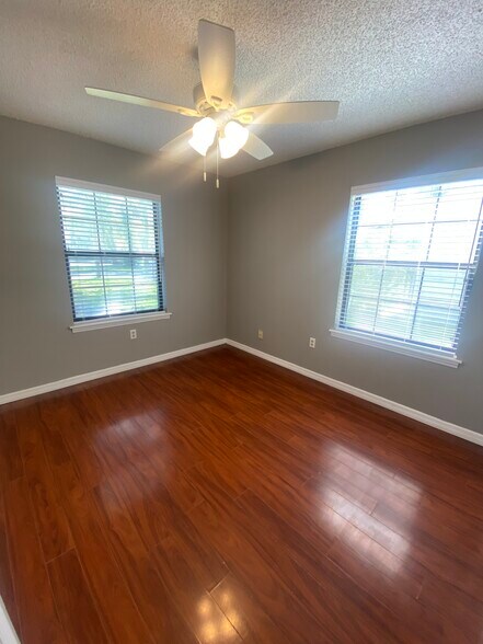 Building Photo - 950 Village Dr